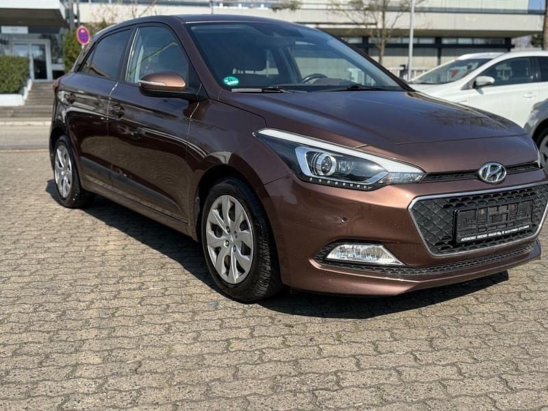 Gebraucht Hyundai i20 Style 101 PS (74 kW) 2015 Braun Kleinwagen
