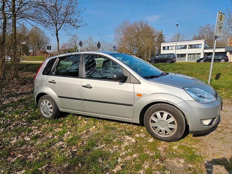 Gebraucht Ford Fiesta Ghia 100 PS (73 kW) 2005 Silber Kleinwagen
