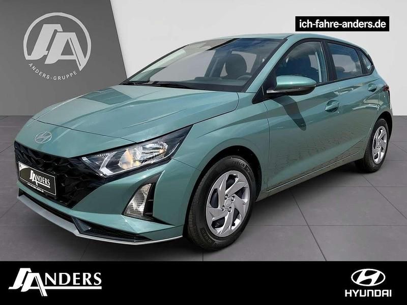 Mangrove green Neu 2025 Hyundai i20 Select Kleinwagen | 18.169 € (Guter Preis) - Bild 1/3