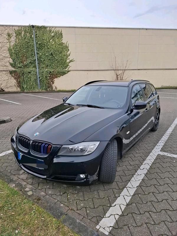 Schwarz Gebraucht 2011 BMW 318 Kombi | 3.000 € (Superpreis) - Bild 1/4
