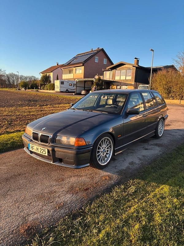 Grau Gebraucht 1998 BMW 323 Sport Line Kombi | 5.800 € (Fairer Preis) - Bild 1/4