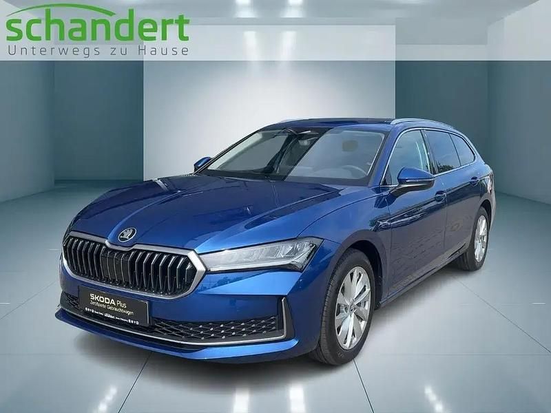 Cobalt blau metallic Gebraucht 2025 Skoda Superb Selection Kombi | 37.440 € (Teuer) - Bild 1/4