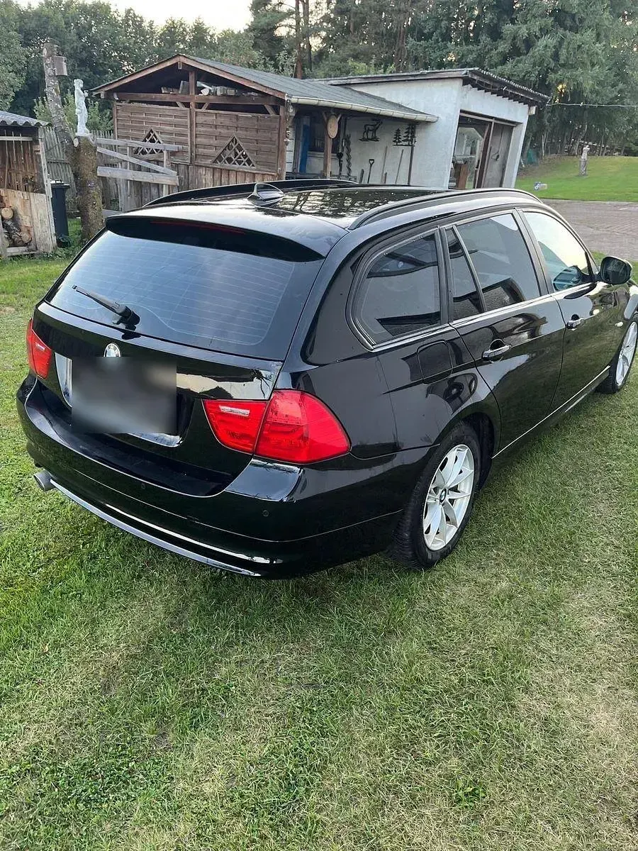 Gebraucht BMW 320 163 PS (119 kW) 2011 Schwarz Kombi