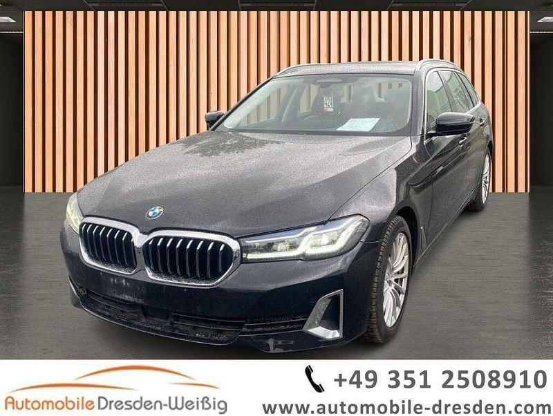 Black sapphire metallic Gebraucht 2023 BMW 530 Luxury Line Kombi | 38.980 € (Guter Preis) - Bild 1/3