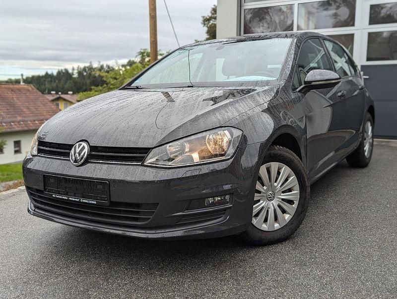Grau Gebraucht 2014 VW Golf VII Trendline Limousine | 12.450 € (Fairer Preis) - Bild 1/4