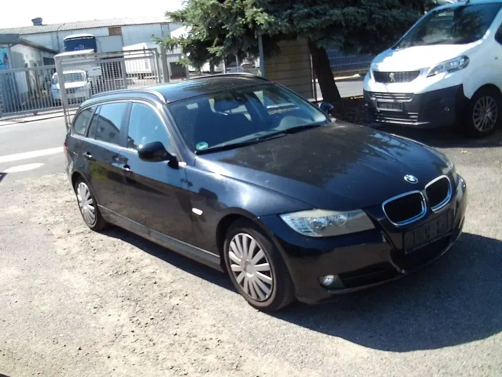 Gebraucht BMW 318 143 PS (105 kW) 2010 Schwarz Kombi