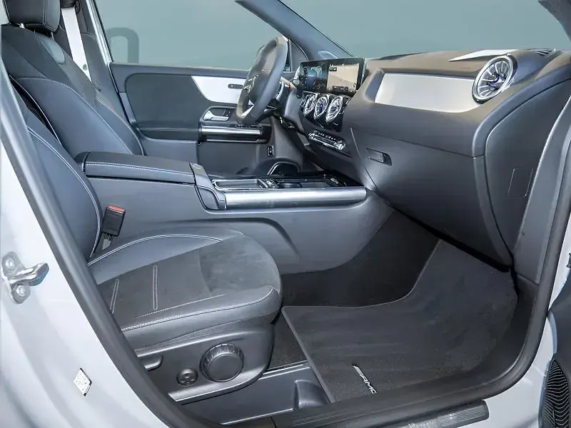 Usata Mercedes GLA200 163 CV (119 kW) 2026 Grigio SUV