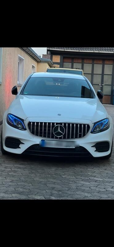Weiß Gebraucht 2019 Mercedes E220 AMG line Limousine | 34.500 € (Fairer Preis) - Bild 1/4