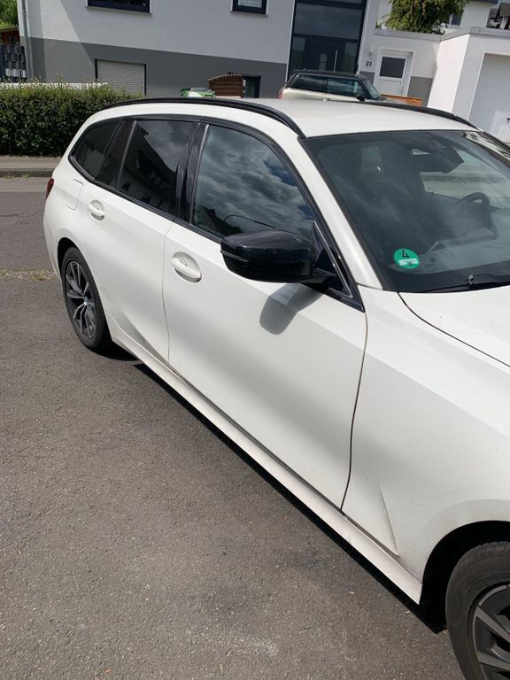 Weiß Gebraucht 2019 BMW 330 Sport Line Kombi | 19.500 € (Superpreis) - Bild 1/4