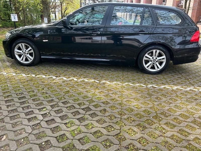 Gebraucht BMW 318 143 PS (105 kW) 2010 Schwarz Kombi