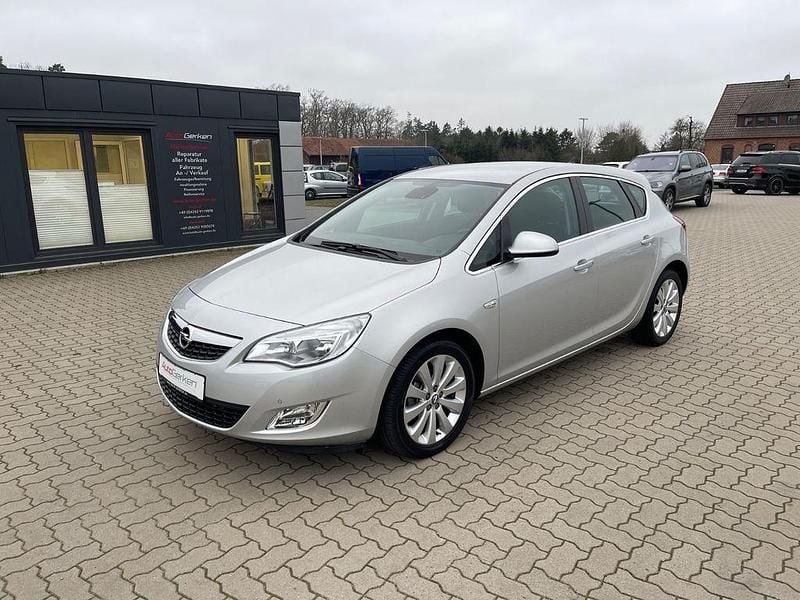Argonsilber metallic Gebraucht 2011 Opel Astra Innovation Limousine | 9.700 € (Etwas zu teuer) - Bild 1/4