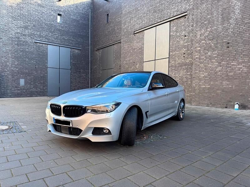 Silber Gebraucht 2018 BMW 330 M Sport Coupé | 29.999 € - Bild 1/4
