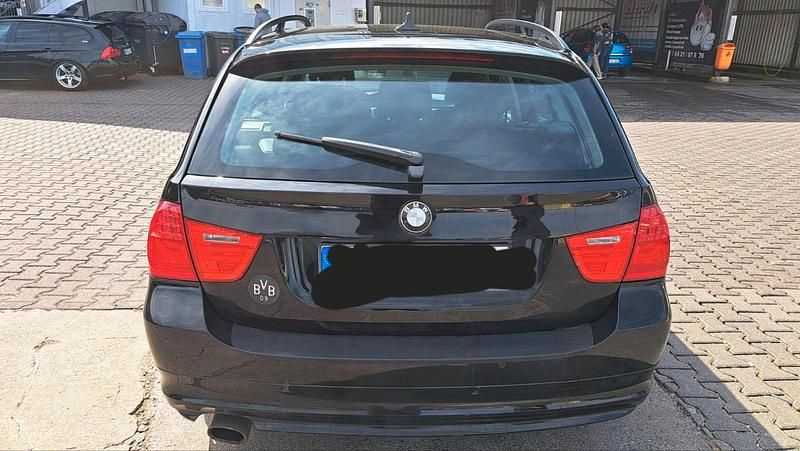 Gebraucht BMW 320 145 PS (106 kW) 2009 Schwarz Kombi