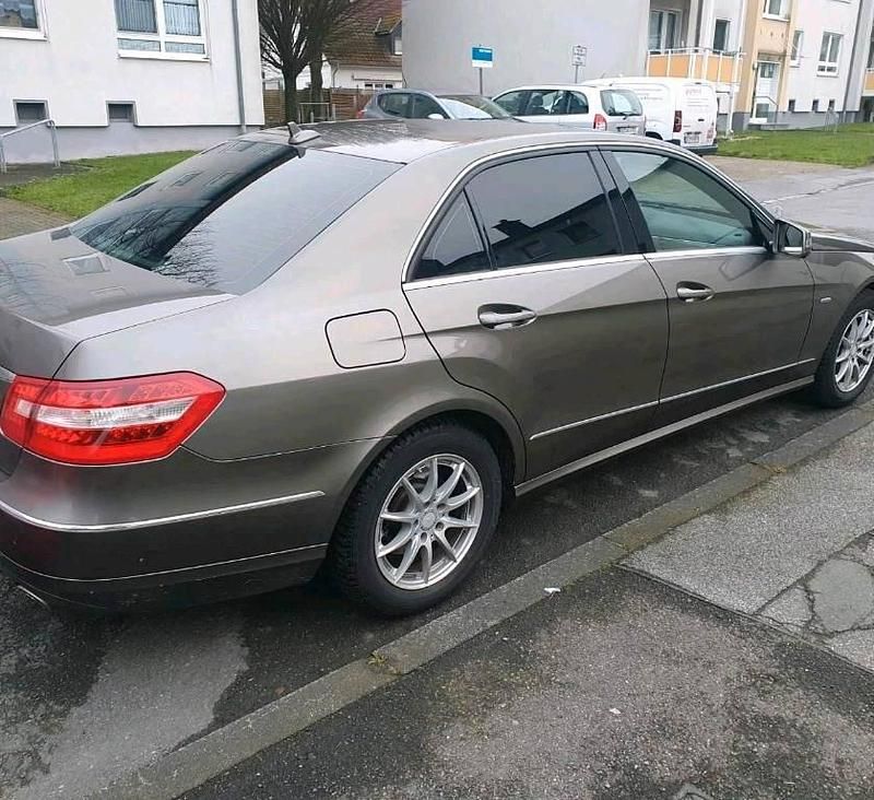 Second-hand Mercedes E300 232 CP (170 kW) 2011 Gri Berlinǎ