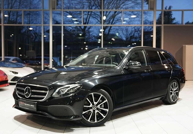 Schwarz Gebraucht 2019 Mercedes E300 Avantgarde Kombi | 33.800 € (Teuer) - Bild 1/3