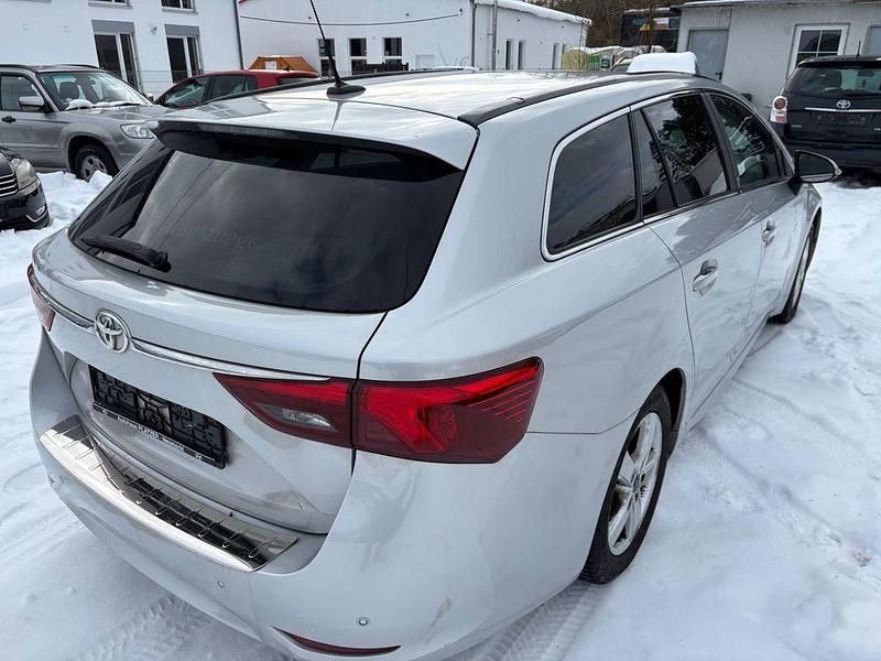 Gebraucht Toyota Avensis 147 PS (108 kW) 2018 Silber Kombi