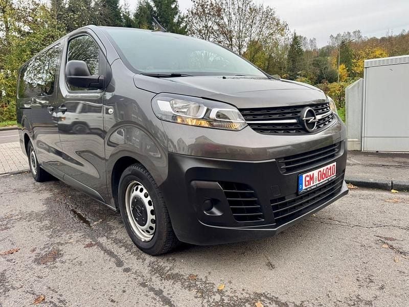 Mondstein grau/e:vulkan grau Gebraucht 2021 Opel Vivaro Van | 18.399 € (Fairer Preis) - Bild 1/4