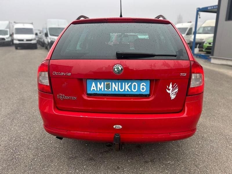 Gebraucht Skoda Octavia Elegance 105 PS (77 kW) 2012 Rot Kombi