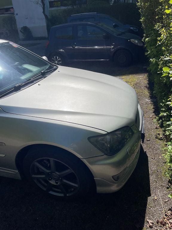 Second-hand Lexus IS200 155 CP (114 kW) 2004 Argintiu Berlinǎ