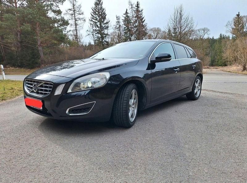 Schwarz Gebraucht 2011 Volvo V60 Momentum Kombi | 6.990 € (Fairer Preis) - Bild 1/4
