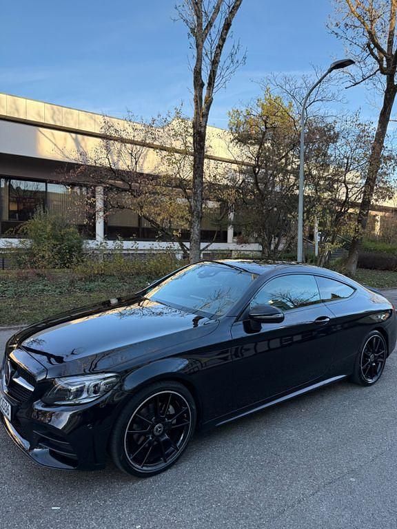 Schwarz Gebraucht 2021 Mercedes C200 AMG line Coupé | 31.999 € (Guter Preis) - Bild 1/4