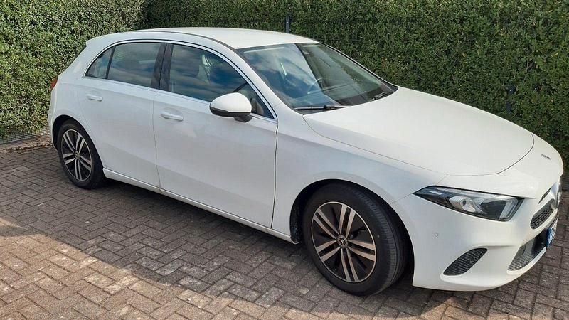 Weiß Gebraucht 2022 Mercedes A180 Progressive Limousine | 21.700 € (Superpreis) - Bild 1/2