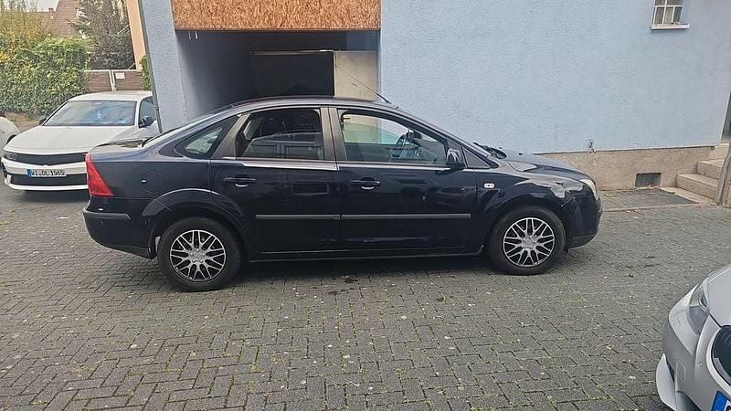Blau Gebraucht 2006 Ford Focus Limousine | 2.450 € (Superpreis) - Bild 1/4