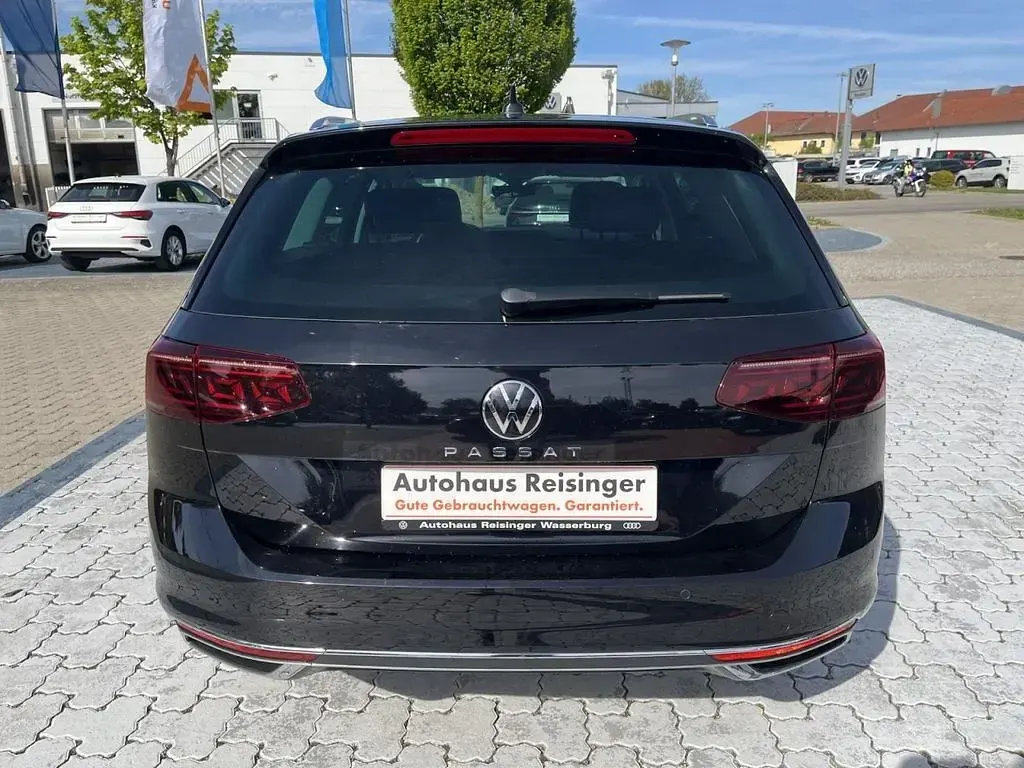 Gebraucht VW Passat Elegance 150 PS (110 kW) 2021 Deep black perleffekt Kombi