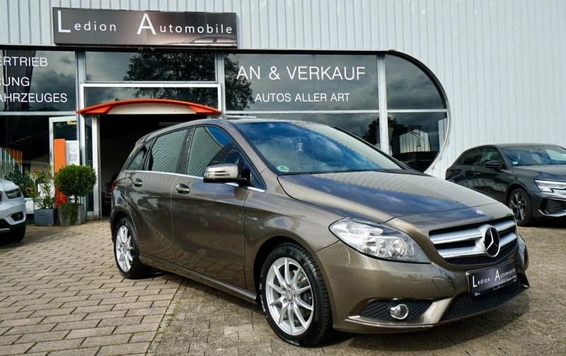 Grau Gebraucht 2012 Mercedes B180 Van / Kleinbus | 14.400 € (Teuer) - Bild 1/4