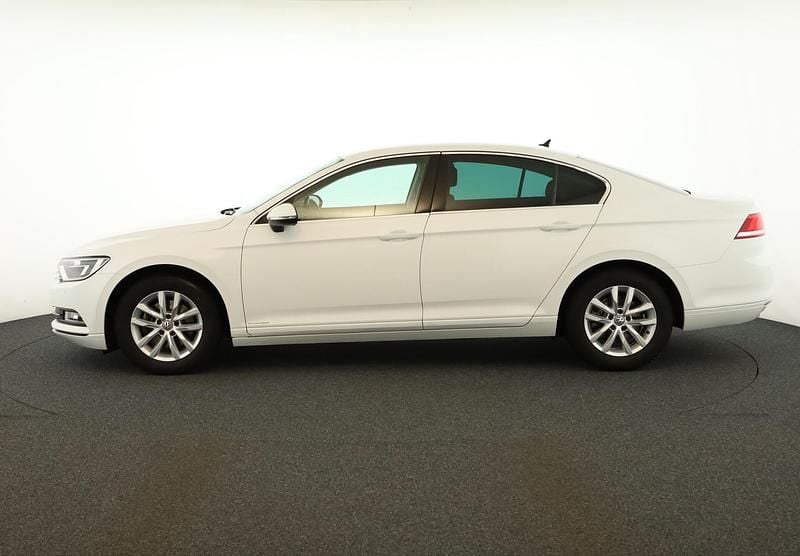 Gebraucht VW Passat Comfortline 150 PS (110 kW) 2017 Pure white SUV