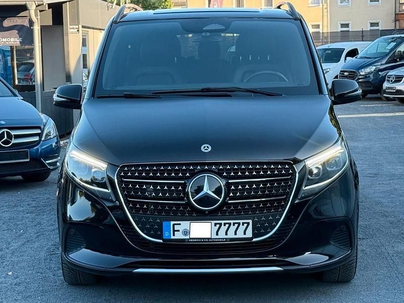 Schwarz Gebraucht 2024 Mercedes V300 Avantgarde Van / Kleinbus | 69.500 € (Superpreis) - Bild 1/4