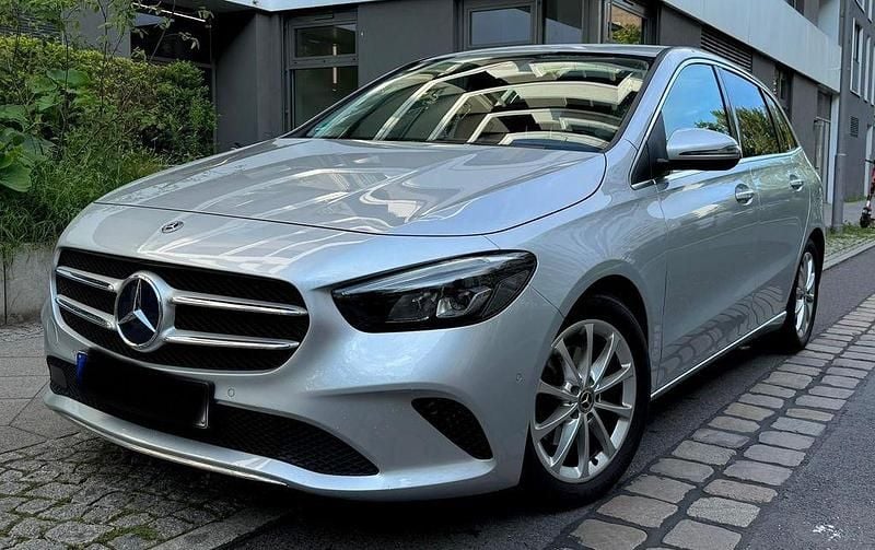 Silber Gebraucht 2019 Mercedes B180 Van / Kleinbus | 18.400 € (Superpreis) - Bild 1/4