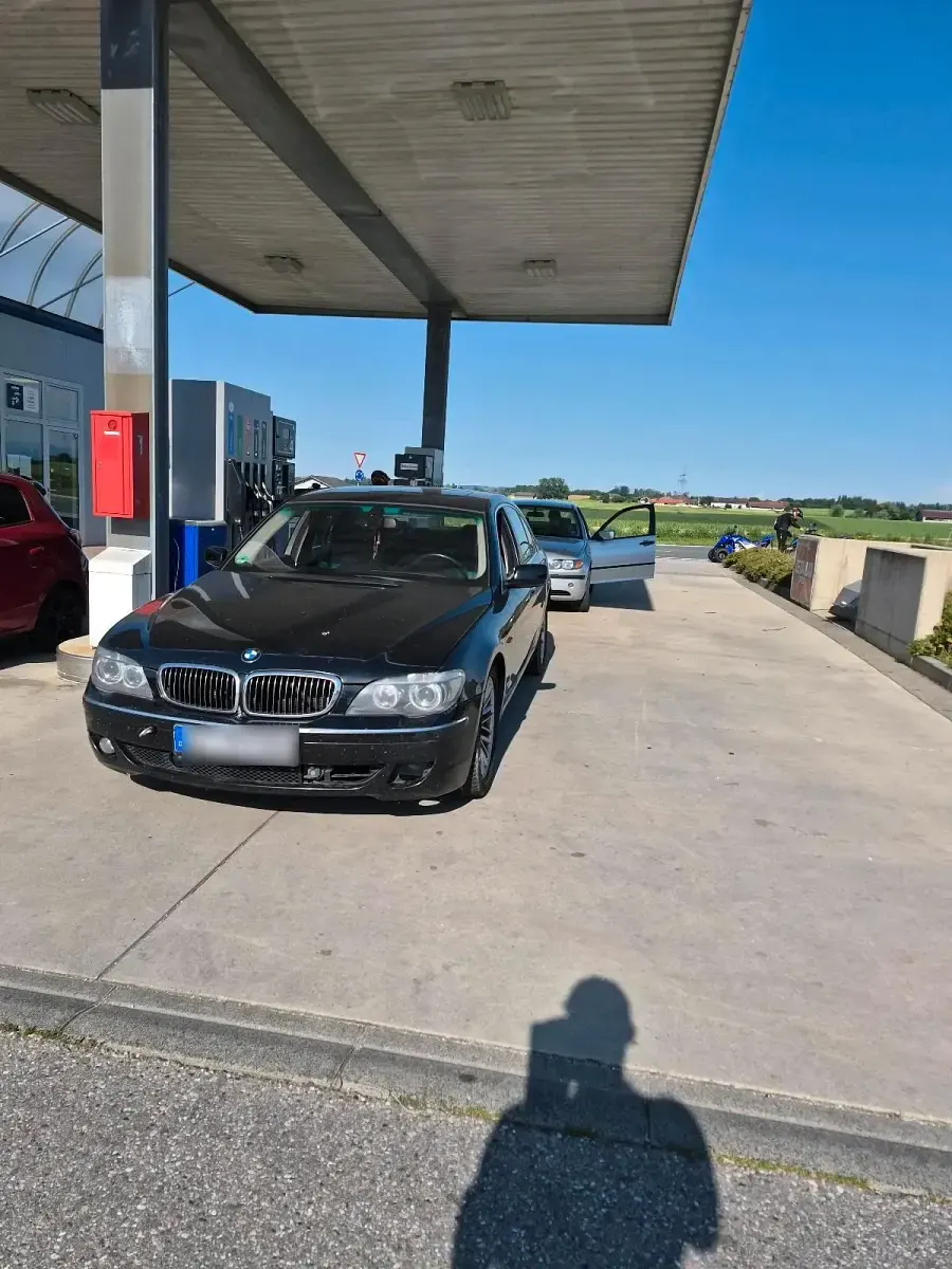 Gebraucht BMW 750 367 PS (269 kW) 2006 Schwarz Limousine