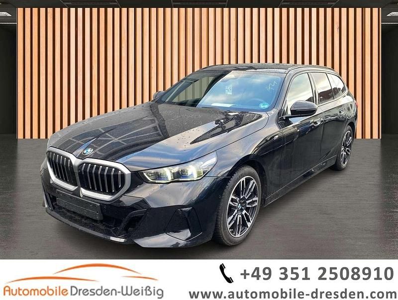 Schwarz schwarz (metallic) Gebraucht 2025 BMW 520 M Sport Kombi | 49.980 € (Superpreis) - Bild 1/3