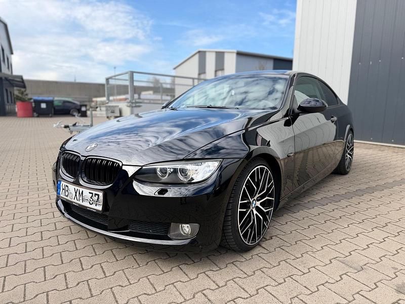 Gebraucht BMW 320 177 PS (130 kW) 2008 Schwarz Coupé