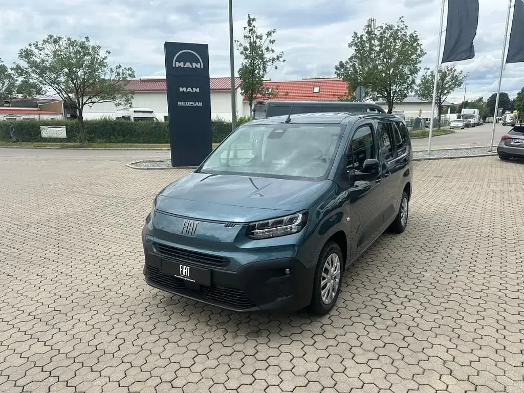 Neu Fiat Doblò 131 PS (96 kW) 2026 Blau Van / Kleinbus