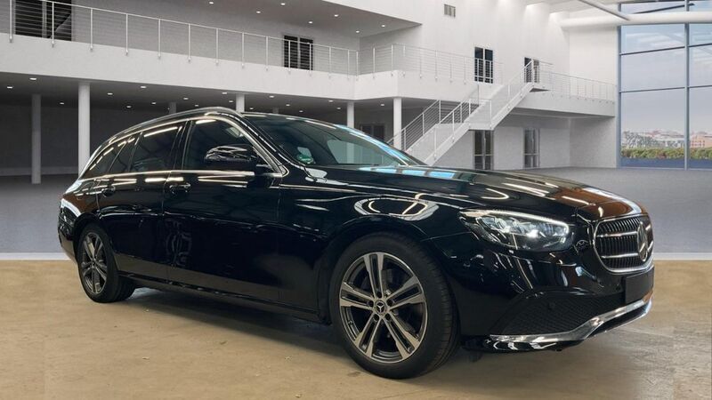 Schwarz Gebraucht 2022 Mercedes E220 Avantgarde Limousine | 33.400 € (Guter Preis) - Bild 1/4