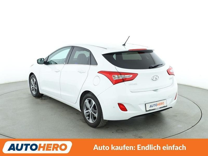 Gebraucht Hyundai i30 Passion 101 PS (74 kW) 2017 Weiß Limousine