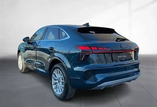 Neu Audi Q3 Sportback Ambiente 150 PS (110 kW) 2026 Blau SUV