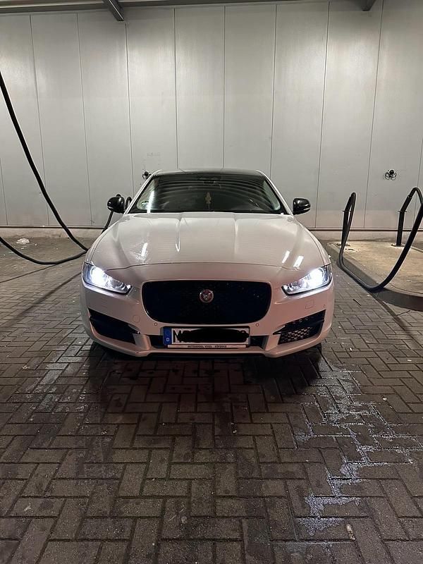 Gebraucht Jaguar XE 180 PS (132 kW) 2016 Weiß Limousine