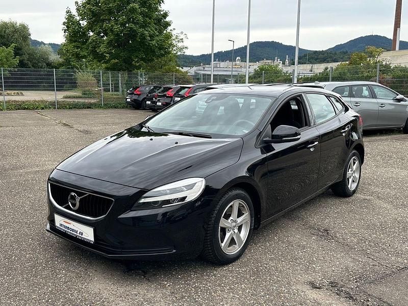 Onyx black / metallic Gebraucht 2018 Volvo V40 Kombi | 15.470 € (Fairer Preis) - Bild 1/4