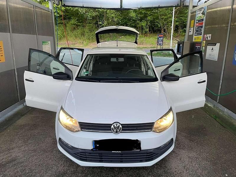 Weiß Gebraucht 2017 VW Polo Trendline Kleinwagen | 8.000 € (Guter Preis) - Bild 1/4