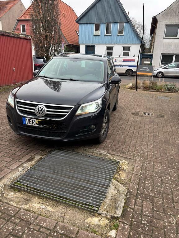 Schwarz Gebraucht 2010 VW Tiguan Team SUV | 5.499 € (Superpreis) - Bild 1/4