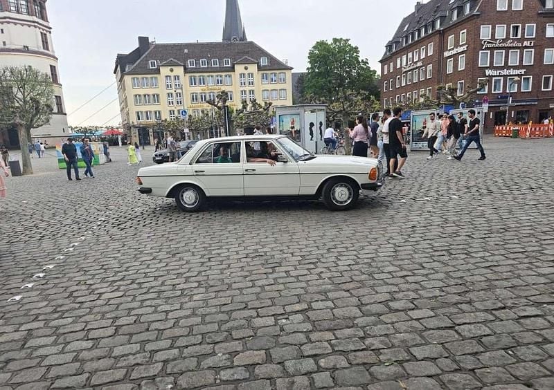 Gebraucht 1976 Mercedes E200 | 12.500 € - Bild 1/4