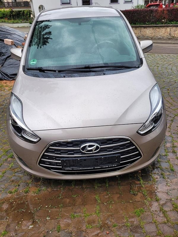 Beige Gebraucht 2018 Hyundai ix20 Van / Kleinbus | 8.750 € (Guter Preis) - Bild 1/4