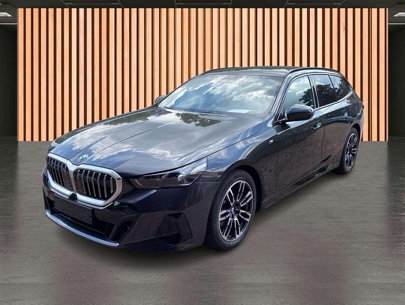 Sophistograu brillanteffekt Gebraucht 2024 BMW 520 M Sport Kombi | 53.980 € (Superpreis) - Bild 1/3