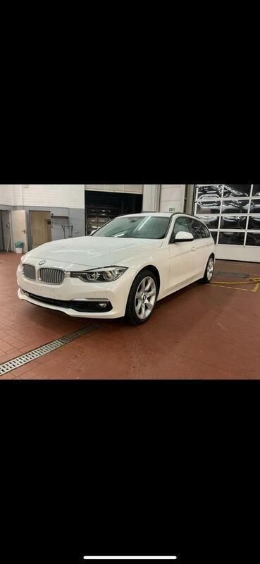 Weiß Gebraucht 2019 BMW 330 Luxury Line Kombi | 21.900 € - Bild 1/4