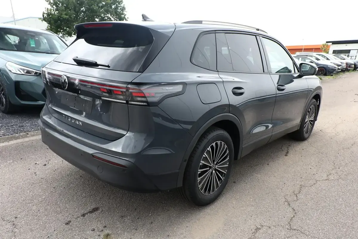Neu VW Tiguan IQ Drive 150 PS (110 kW) 2026 Delfingrau metallic SUV
