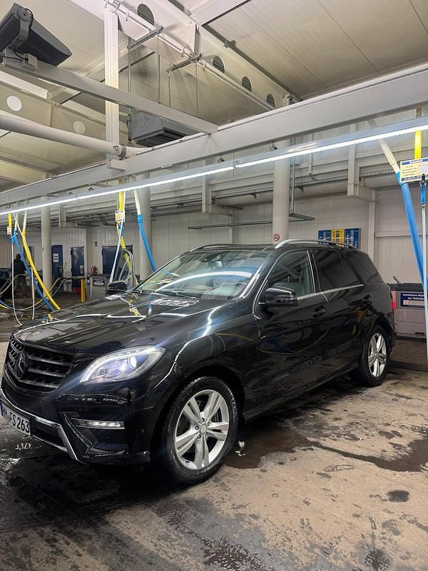 Schwarz Gebraucht 2014 Mercedes ML350 SUV | 18.000 € (Fairer Preis) - Bild 1/4