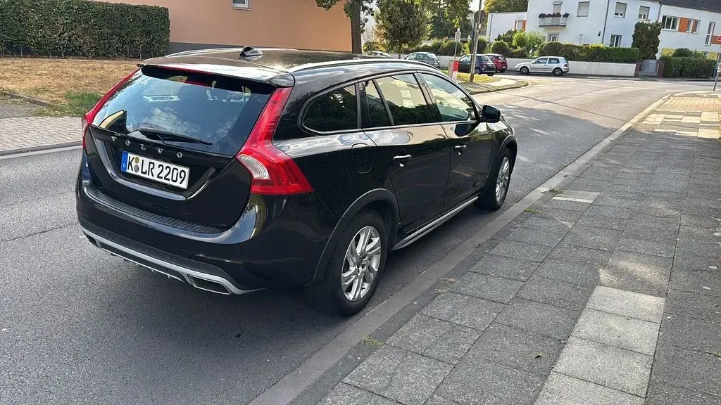 Gebraucht Volvo V60 CC Momentum 190 PS (139 kW) 2015 Schwarz Kombi